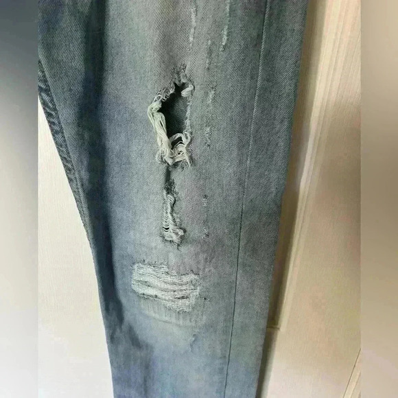 Cudi Jeans size 27. Distressed Denim Straight Jeans. Light wash. - Picture 2 of 13